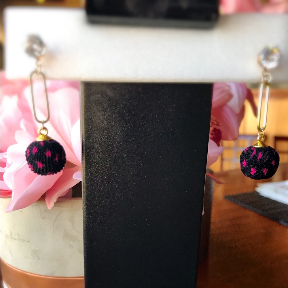 Free with any bundle of 2!!!! Fashion earrings